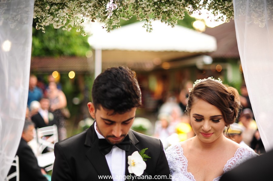 cerimônia de casamento no jardins do chalé em são gonçalo do casamento estilo diy folk de dia da vivan e thiago