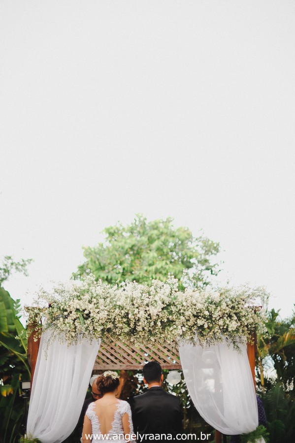 cerimônia de casamento no jardins do chalé em são gonçalo do casamento estilo diy folk de dia da vivan e thiago