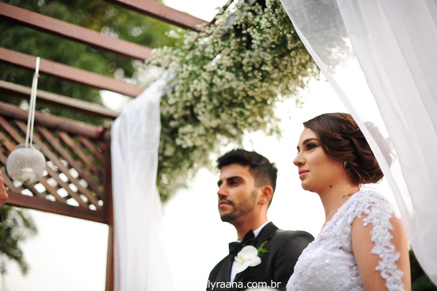 cerimônia de casamento no jardins do chalé em são gonçalo do casamento estilo diy folk de dia da vivan e thiago