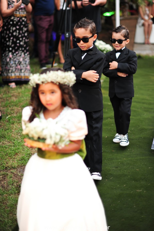 cerimônia de casamento entrada das alianças no jardins do chalé em são gonçalo do casamento estilo diy folk de dia da vivan e thiago