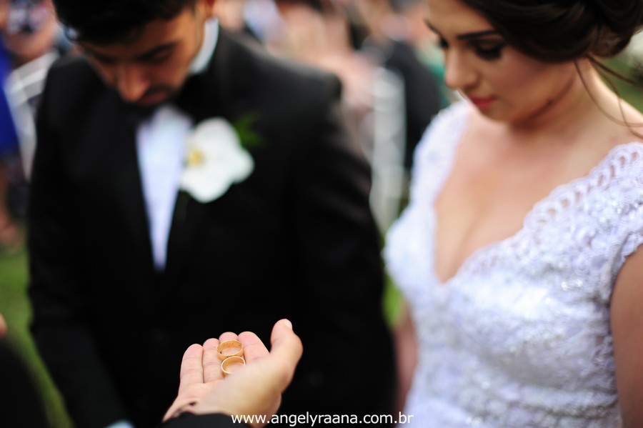 cerimônia de casamento no jardins do chalé em são gonçalo do casamento estilo diy folk de dia da vivan e thiago