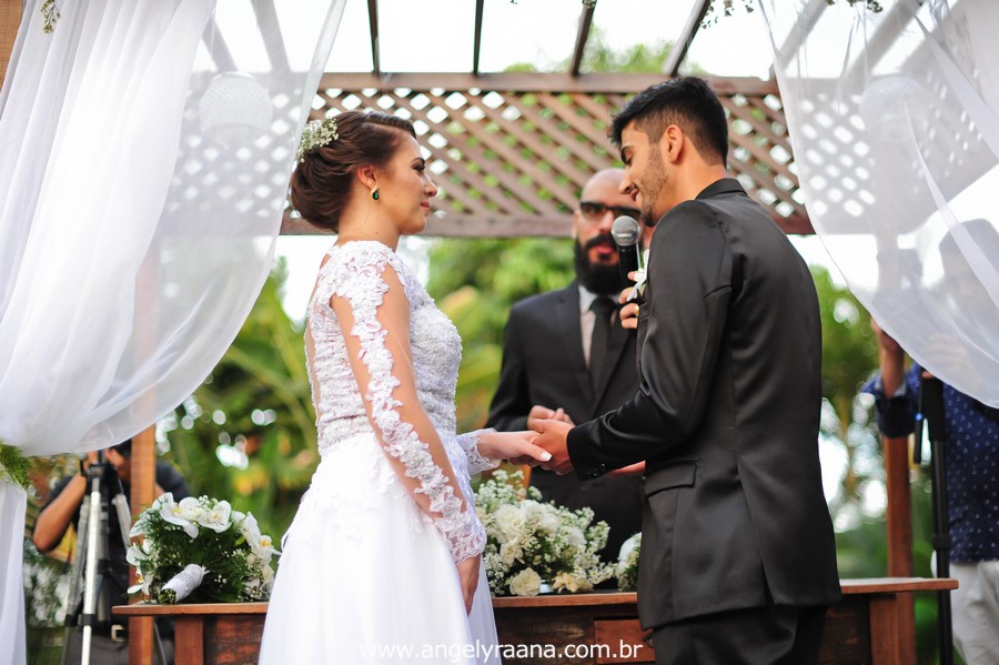 cerimônia de casamento no jardins do chalé em são gonçalo do casamento estilo diy folk de dia da vivan e thiago