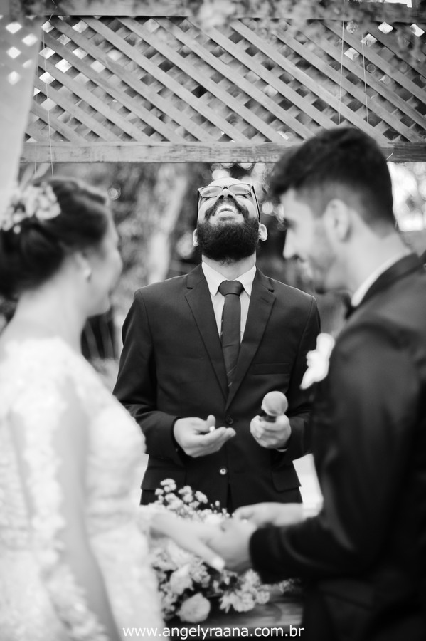 cerimônia de casamento votos no jardins do chalé em são gonçalo do casamento estilo diy folk de dia da vivan e thiago