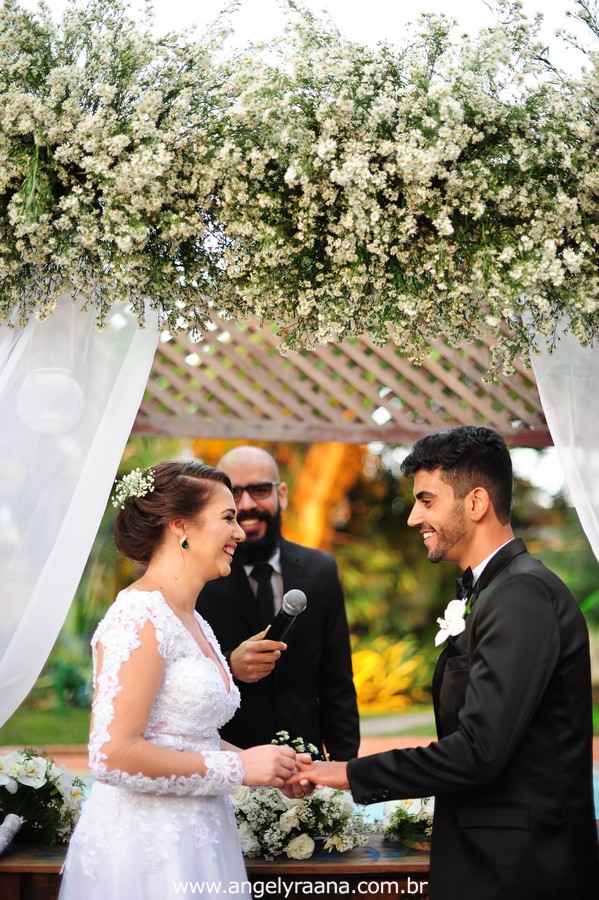 cerimônia de casamento e votos no jardins do chalé em são gonçalo do casamento estilo diy folk de dia da vivan e thiago
