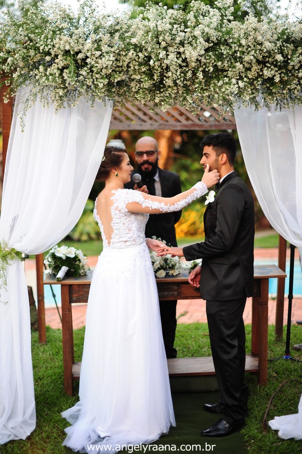 cerimônia de casamento e votos no jardins do chalé em são gonçalo do casamento estilo diy folk de dia da vivan e thiago