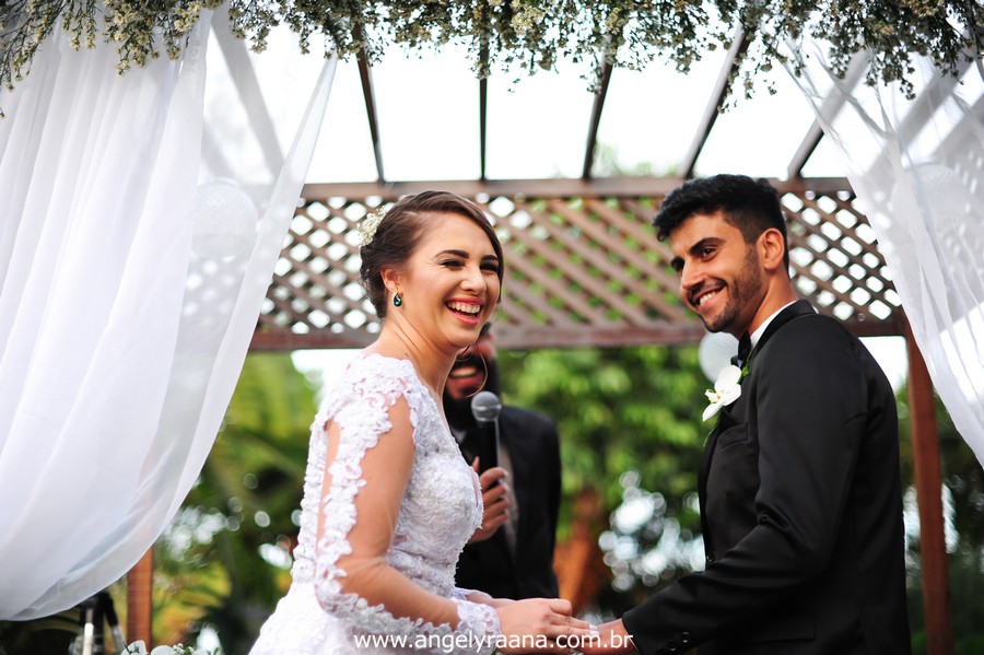 cerimônia de casamento e votos no jardins do chalé em são gonçalo do casamento estilo diy folk de dia da vivan e thiago
