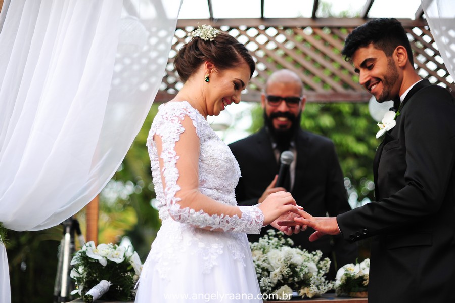 cerimônia de casamento e votos no jardins do chalé em são gonçalo do casamento estilo diy folk de dia da vivan e thiago