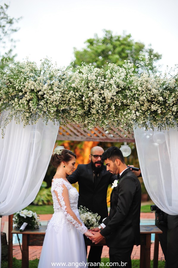 cerimônia de casamento e votos no jardins do chalé em são gonçalo do casamento estilo diy folk de dia da vivan e thiago
