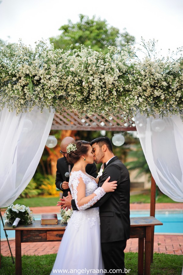 cerimônia de casamento e beijo no jardins do chalé em são gonçalo do casamento estilo diy folk de dia da vivan e thiago