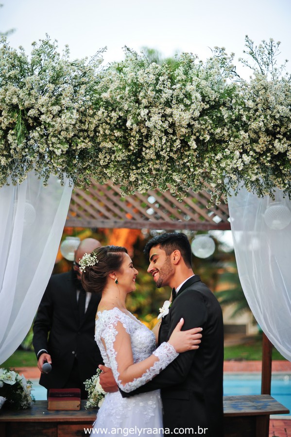 cerimônia de casamento e votos no jardins do chalé em são gonçalo do casamento estilo diy folk de dia da vivan e thiago