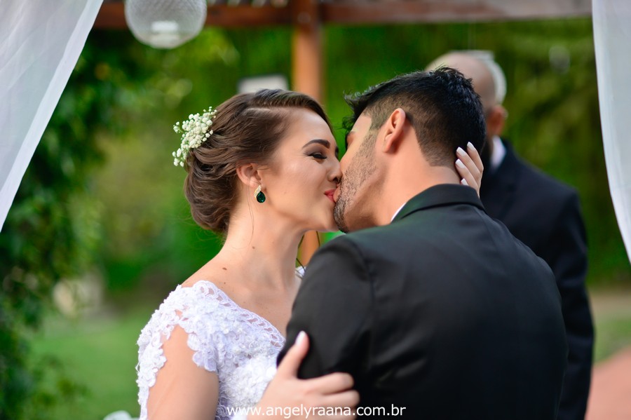 cerimônia de casamento e beijo no jardins do chalé em são gonçalo do casamento estilo diy folk de dia da vivan e thiago