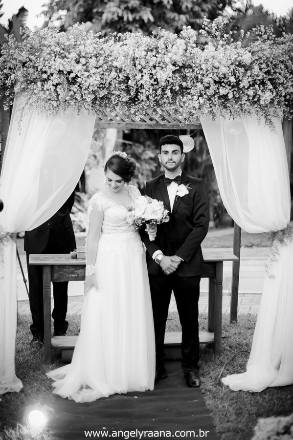 cerimônia de casamento e votos no jardins do chalé em são gonçalo do casamento estilo diy folk de dia da vivan e thiago