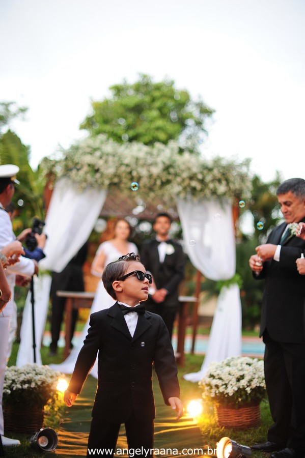 cerimônia de casamento e pagem no jardins do chalé em são gonçalo do casamento estilo diy folk de dia da vivan e thiago