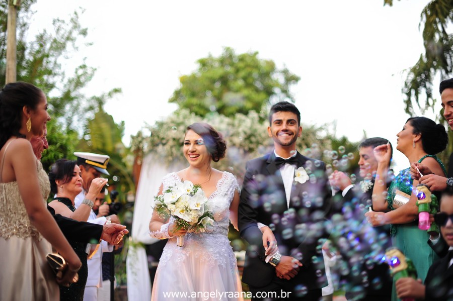 cerimônia de casamento e votos no jardins do chalé em são gonçalo do casamento estilo diy folk de dia da vivan e thiago saida dos noivos com bolha de sabão