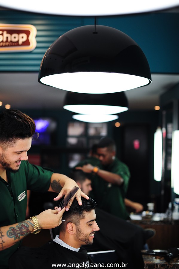 Making off Noivo no barber shop em Niterói -RJ fotografado por angely ráana fotografias cortando o cabelo