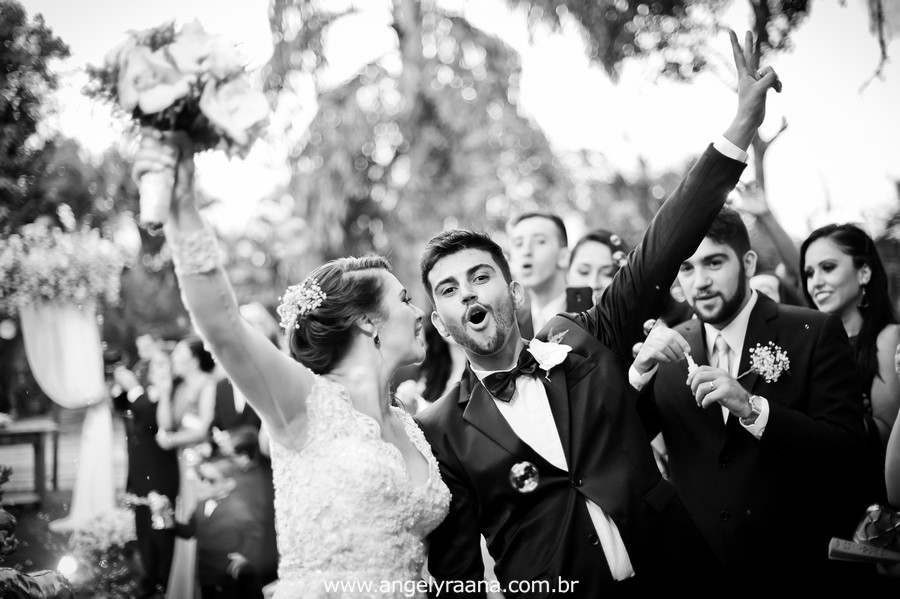 cerimônia de casamento e votos no jardins do chalé em são gonçalo do casamento estilo diy folk de dia da vivan e thiago saida dos noivos com bolha de sabão