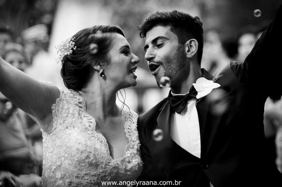 cerimônia de casamento e votos no jardins do chalé em são gonçalo do casamento estilo diy folk de dia da vivan e thiago saida dos noivos com bolha de sabão