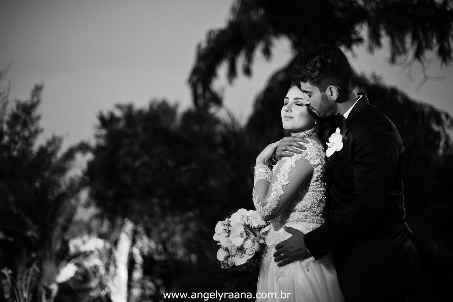 cerimônia de casamento e votos no jardins do chalé em são gonçalo do casamento estilo diy folk de dia da vivan e thiago saida dos noivos com bolha de sabão