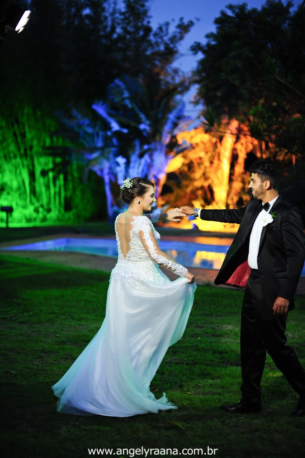 cerimônia de casamento e votos no jardins do chalé em são gonçalo do casamento estilo diy folk de dia da vivan e thiago e noivos dançando