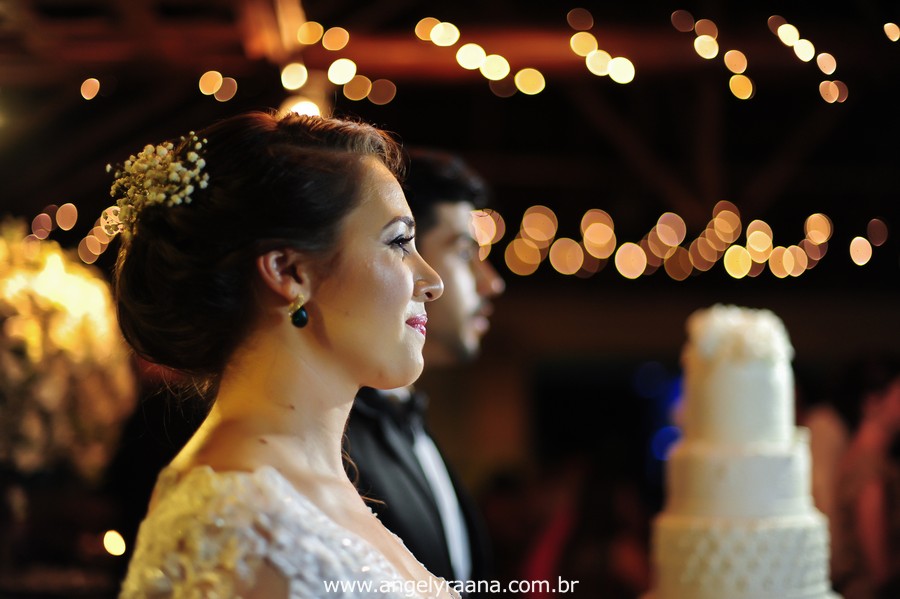 cerimônia de casamento e corte do bolo no jardins do chalé em são gonçalo do casamento estilo diy folk de dia da vivan e thiago