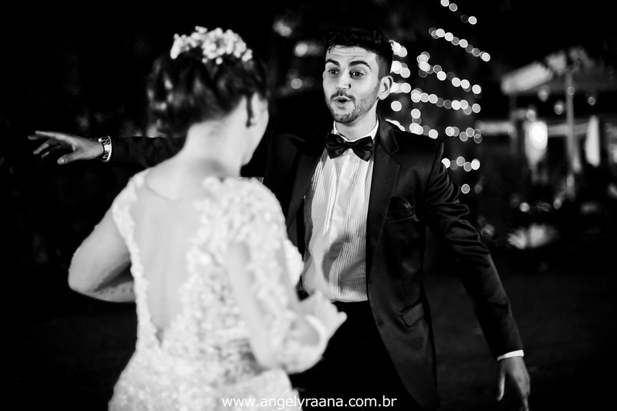 cerimônia de casamento e noivos dançando no jardins do chalé em são gonçalo do casamento estilo diy folk de dia da vivan e thiago