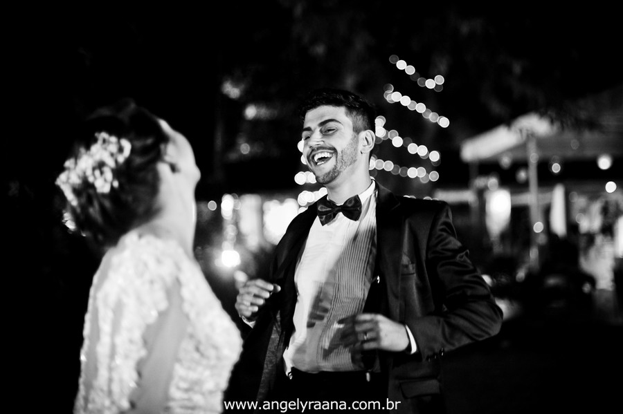 cerimônia de casamento e noivos dançando no jardins do chalé em são gonçalo do casamento estilo diy folk de dia da vivan e thiago