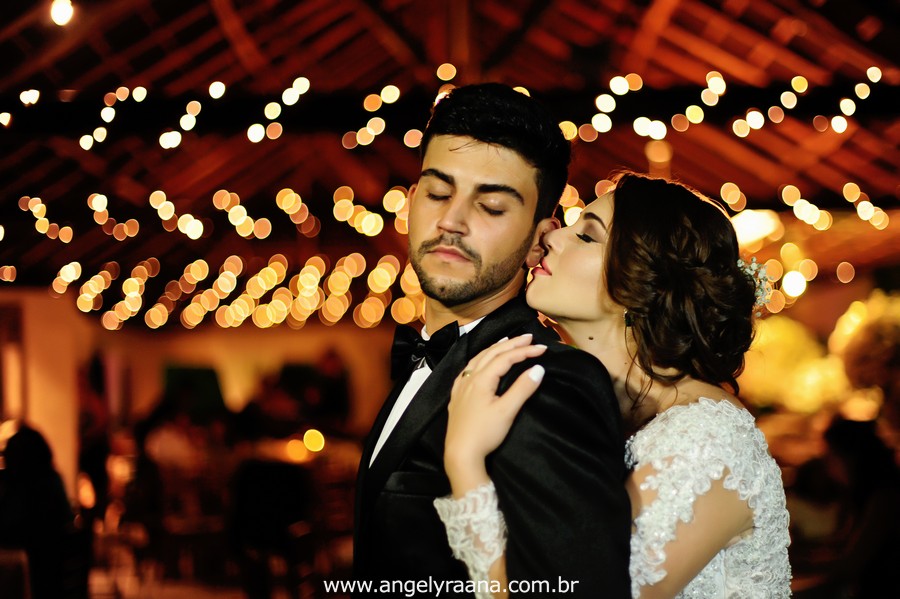 cerimônia de casamento e noivos dançando no jardins do chalé em são gonçalo do casamento estilo diy folk de dia da vivan e thiago