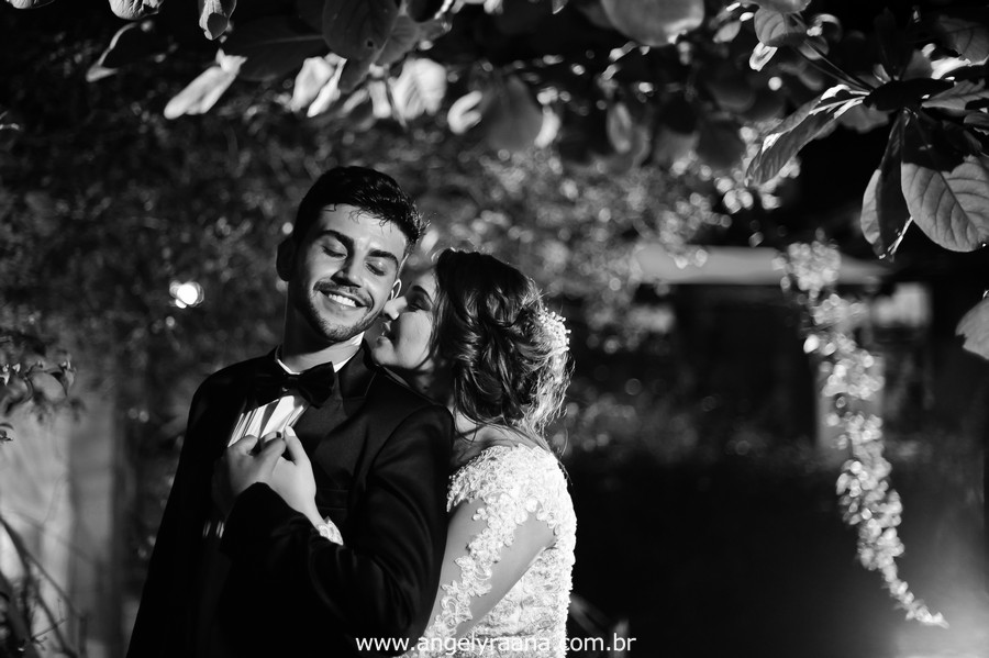 cerimônia de casamento e noivos dançando no jardins do chalé em são gonçalo do casamento estilo diy folk de dia da vivan e thiago