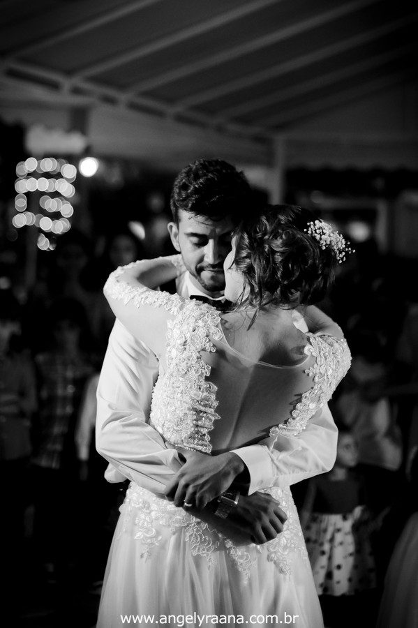cerimônia de casamento e noivos dançando no jardins do chalé em são gonçalo do casamento estilo diy folk de dia da vivan e thiago