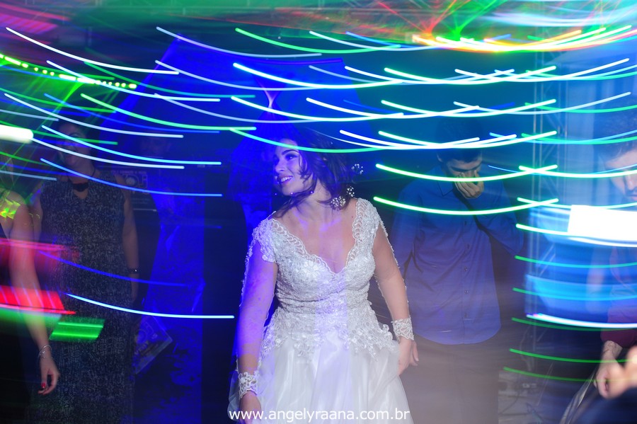 cerimônia de casamento e noivos dançando no jardins do chalé em são gonçalo do casamento estilo diy folk de dia da vivan e thiago lightpainting no casamento