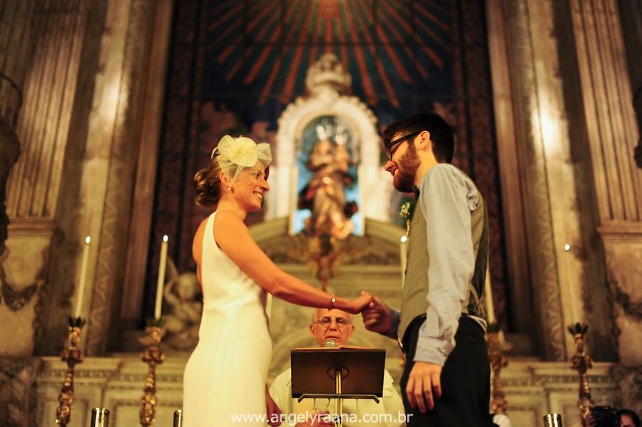 fotografia de casamento de dia na candelária com vestido de noiva simlpes chique - RJ