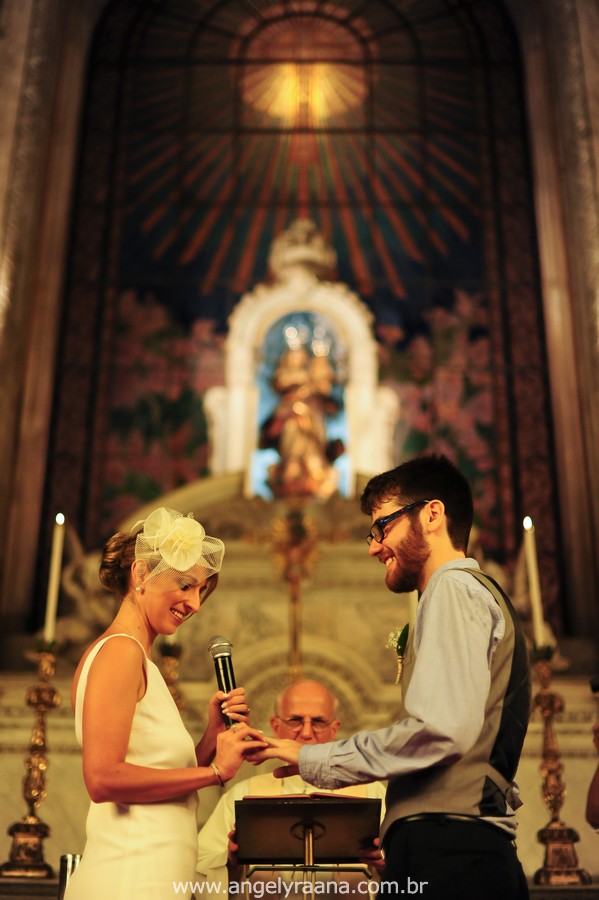 fotografia de casamento de dia na candelária com vestido de noiva simlpes chique - RJ