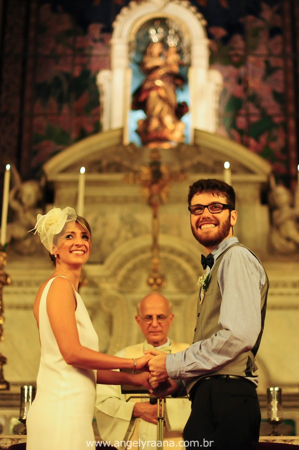 fotografia de casamento de dia na candelária com vestido de noiva simlpes chique - RJ