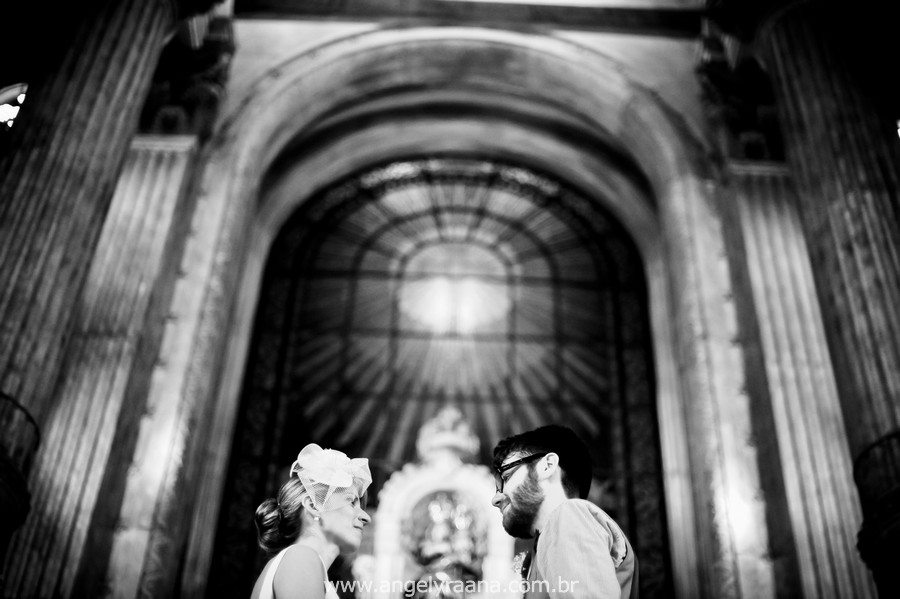 fotografia de casamento de dia na candelária com vestido de noiva simlpes chique - RJ