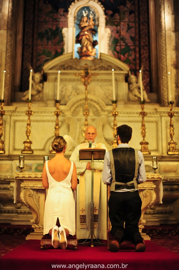 fotografia de casamento de dia na candelária com vestido de noiva simlpes chique - RJ
