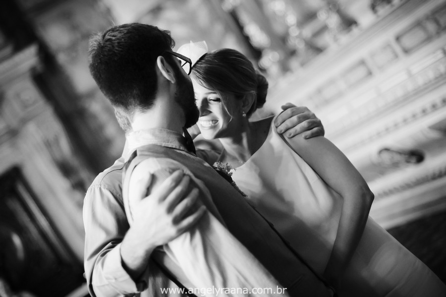 fotografia de casamento de dia na candelária com vestido de noiva simlpes chique - RJ