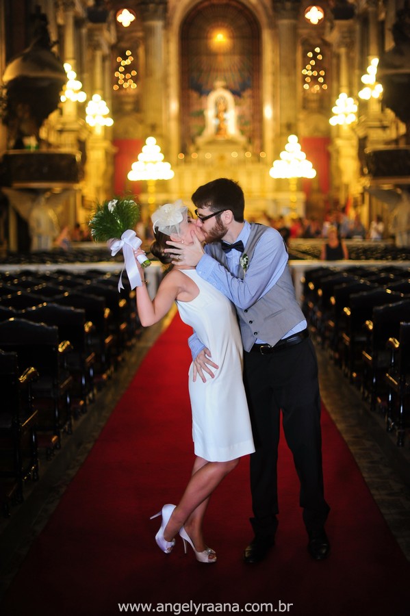 fotografia de casamento de dia na candelária com vestido de noiva simlpes chique - RJ