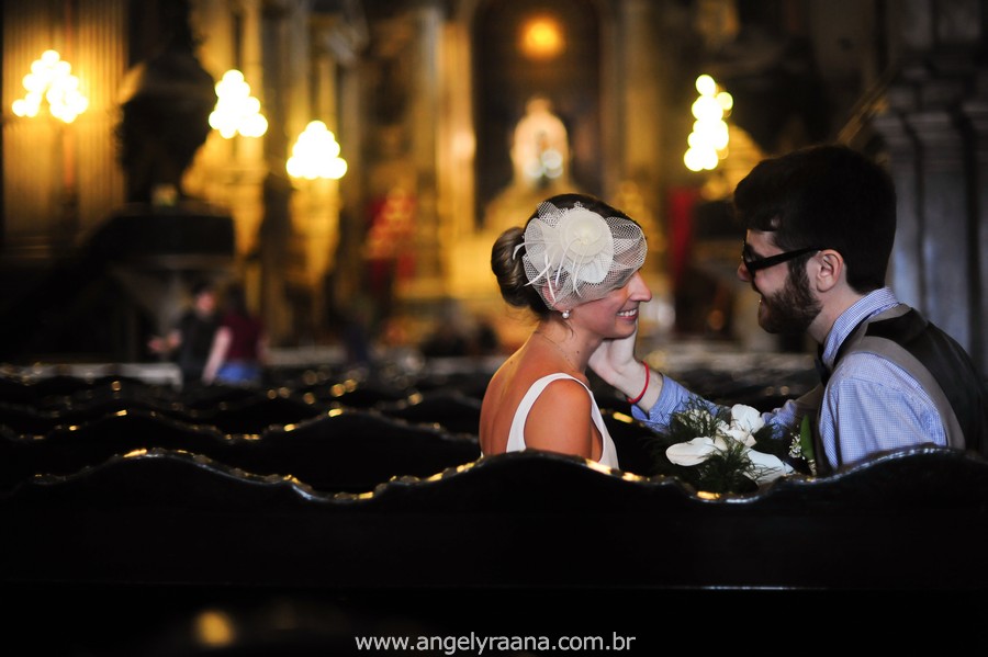 fotografia de casamento de dia na candelária com vestido de noiva simlpes chique - RJ