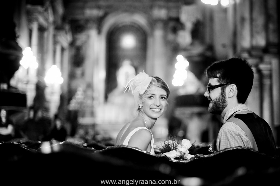 fotografia de casamento de dia na candelária de fotojornalismo de casamento com vestido de noiva simples chique - RJ