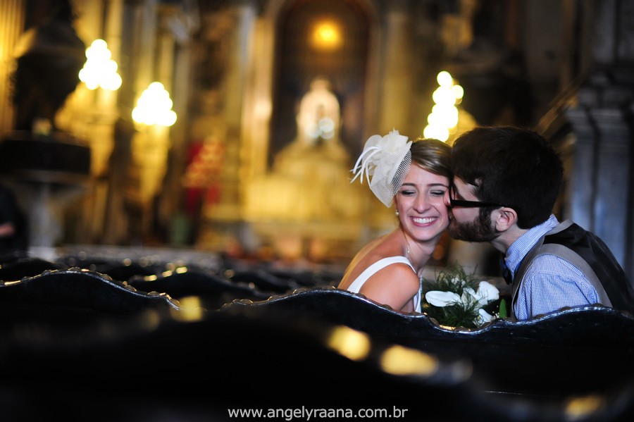 fotografia de casamento de dia na candelária de fotojornalismo de casamento com vestido de noiva simples chique - RJ