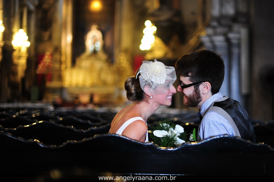 fotografia de casamento de dia na candelária de fotojornalismo de casamento com vestido de noiva simples chique - RJ