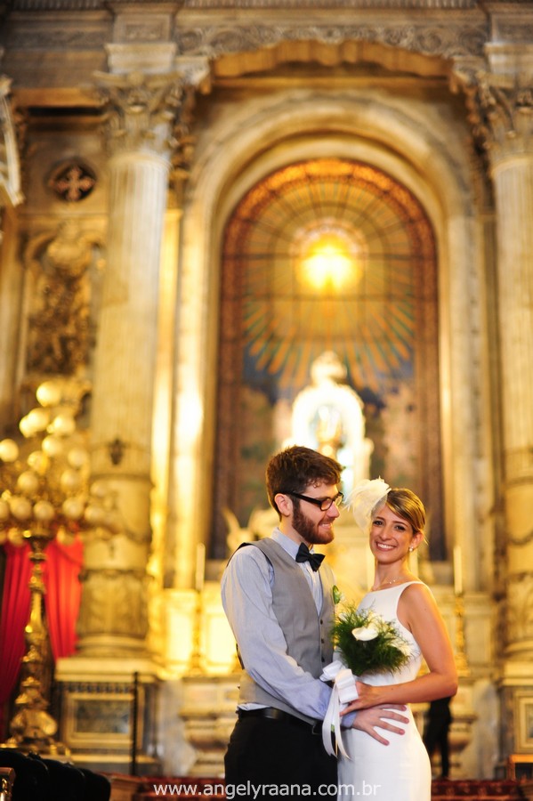 fotografia de casamento de dia na candelária de fotojornalismo de casamento com vestido de noiva simples chique - RJ