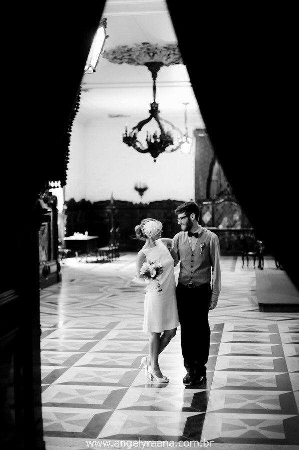 fotografia de casamento de dia na candelária de fotojornalismo de casamento com vestido de noiva simples chique - RJ