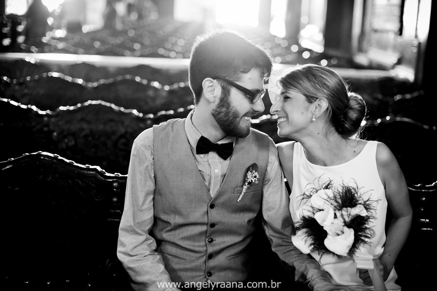 fotografia de casamento de dia na candelária de fotojornalismo de casamento com vestido de noiva simples chique - RJ