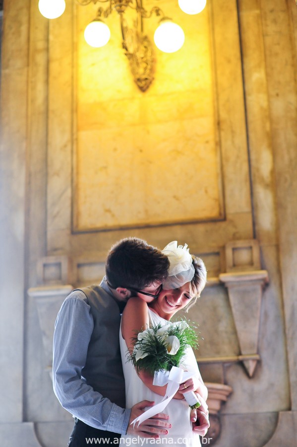 fotografia de casamento de dia na candelária de fotojornalismo de casamento com vestido de noiva simples chique - RJ