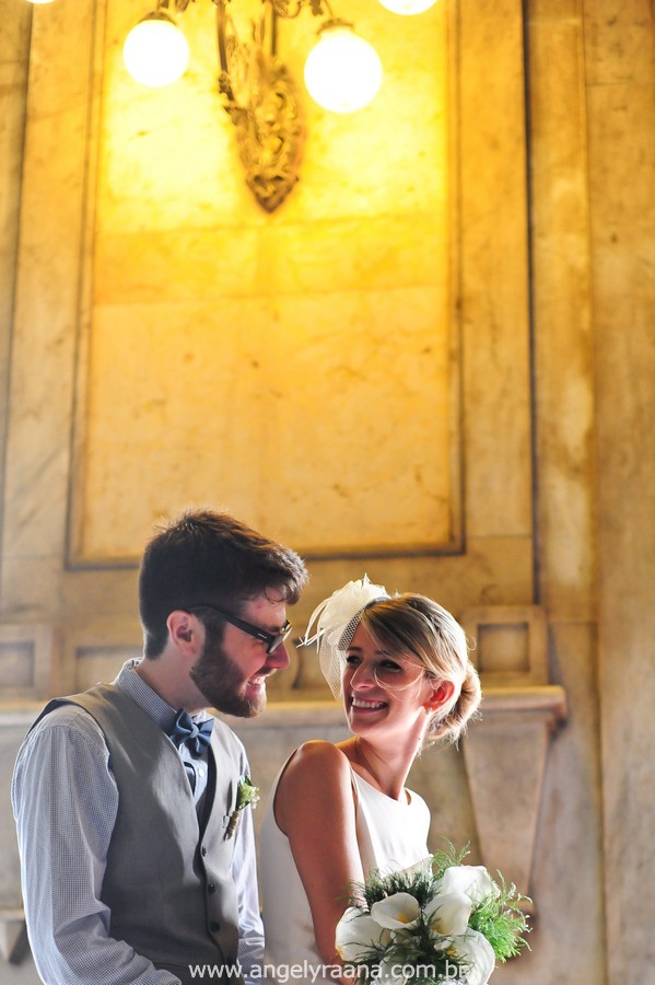 fotografia de casamento de dia na candelária de fotojornalismo de casamento com vestido de noiva simples chique - RJ