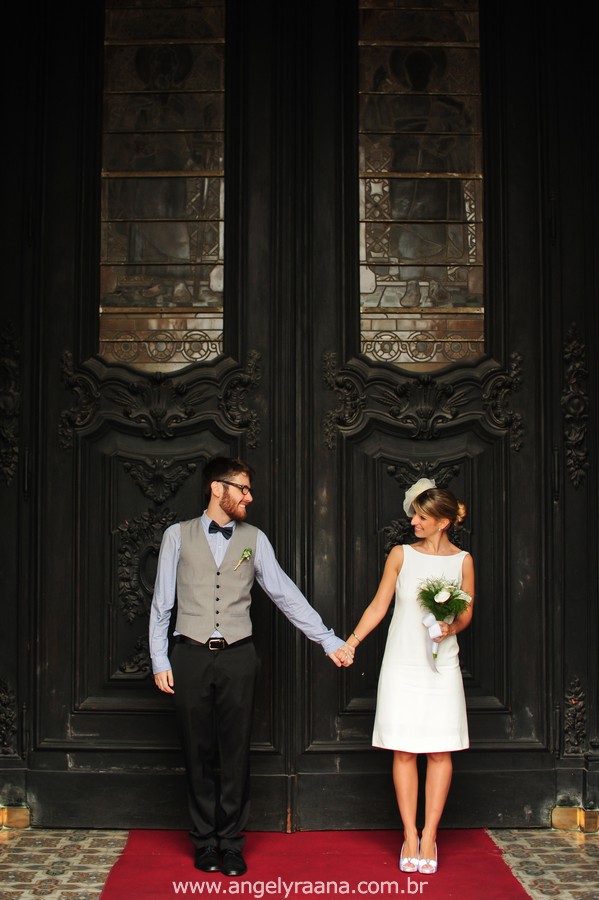 fotografia de casamento de dia na candelária na porta da igreja de fotojornalismo de casamento com vestido de noiva simples chique - RJ