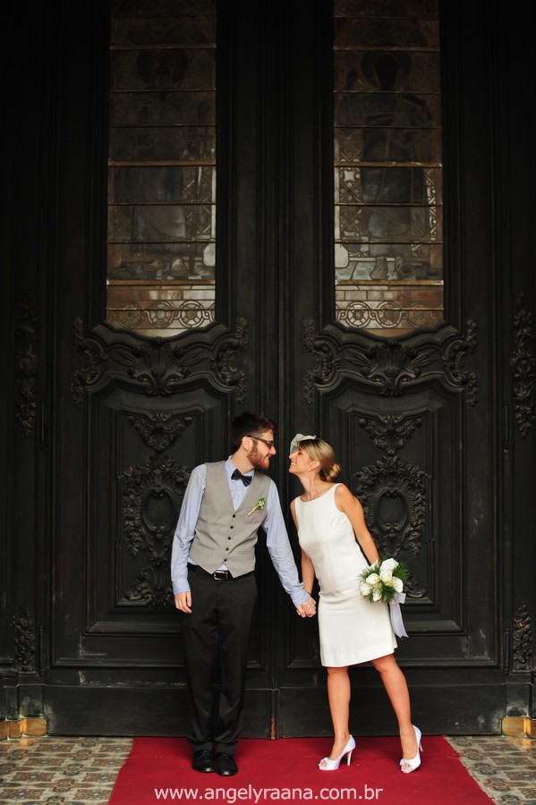 fotografia de casamento de dia na candelária de fotojornalismo de casamento com vestido de noiva simples chique - RJ na porta da igreja