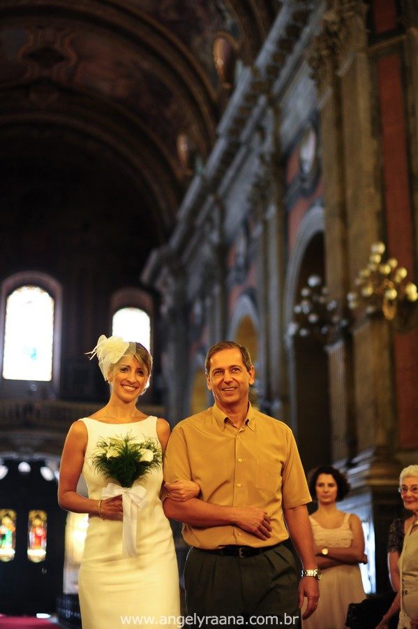 fotografia de casamento de dia na candelária com vestido de noiva simlpes chique de voilete aboboda da igreja - RJ