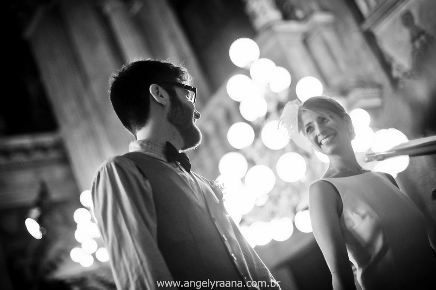 fotografia de casamento de dia na candelária com vestido de noiva simlpes chique - RJ